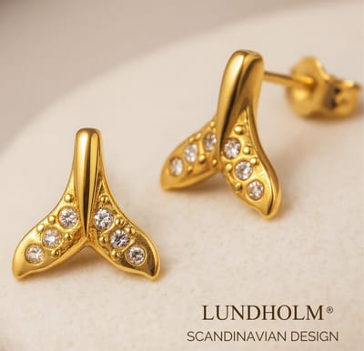 Lundholm Oorknopjes Dames – Premium Stainless Steel Oorbellen Goud Verguld – Walvis Staart Studs met Zirkonia (1,3 cm) – Waterproof & Hypoallergeen – Inclusief Luxe Geschenkverpakking