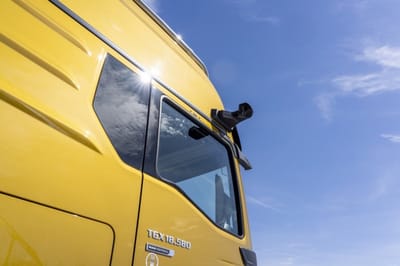 MAN zijwindschermen tbv TGX TGL TGM model VANAF 2020 (type met vol CAMERA system of spiegels met dodehoek camera) licht getint set windgeleiders raamgeleiders regenkappen set a 2 stuks pasvorm