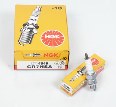 Bougie d'allumage NGK pour Scooter Peugeot 50 Tweet 2010 à 2013 Neuf