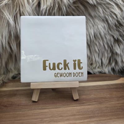 Robuust Wenstegeltje Fuck It Gewoon Doen – Quote Motivatie Tegeltje – Trendy – Woondecoratie – Cadeautje – Decoratief Tegeltje met Standaard – Cadeau Idee
