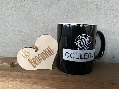 Creaties van Hier- Beker - Black & white mok - Top Collega - Incl houten hartje