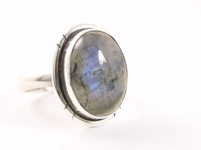 Ovale zilveren ring met labradoriet - maat 17.5