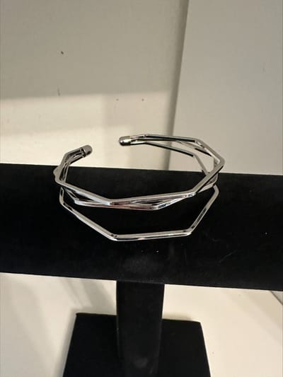 Open armband zilverkleurig | | Make up | Parfum | Moederdag | Verjaardagscadeau| Cadeautje| Valentijnsdag| Kado | sieraden | vaderdag | oorbellen | oorsieraden