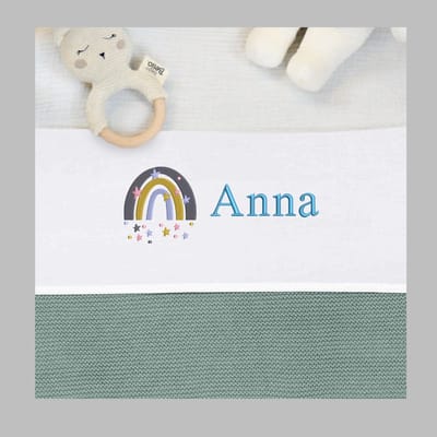 Wieglakentje Regenboog en naam- 75x100 cm- geborduurd - gepersonaliseerd - kraamcadeau - wit lakentje