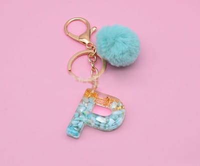Letter Sleutelhanger A-Z – Luxe Initialen Sleutelhanger met Pompon & Kwastje – Tashanger voor Dames & Meisjes – Accessoire voor Sleutelbos, Handtas, Rugzak & Autosleutel – Persoonlijk Cadeau voor Vrouw, Moeder, Dochter & Vriendin