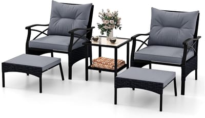 KOMFOTTEU 5-delige tuinset van PE-rotan, bestaande uit 2 stoelen met kussens en 2 voetenbankjes, een glazen salontafel met plank en een stoel, voor terras