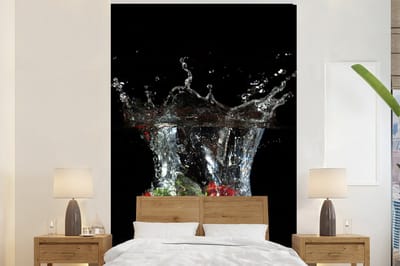 Behang - Fotobehang Aardbeien - Fruit - Water - Zwart - Rood - Breedte 200 cm x hoogte 300 cm