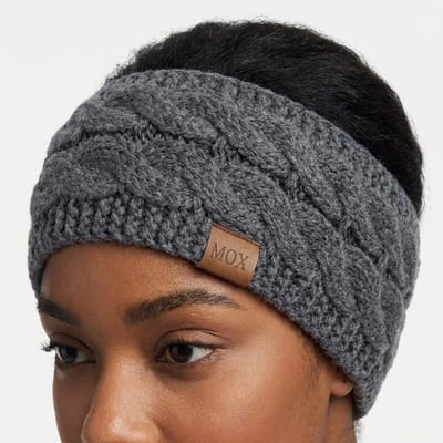Donkergrijze gebreide hoofdband dames – winter haarband met kabelpatroon – warme elastische oorwarmer met leren label – zachte gebreide band voor koude dagen