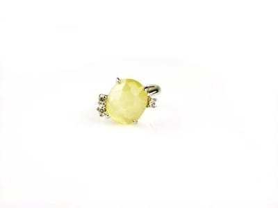 ring in zilver model eclips gezet met parelmoerkleurige steen en cubic zirconia