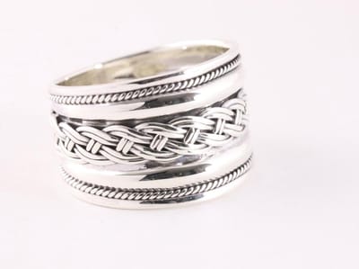 Brede zilveren ring met vlechtmotief en kabelpatronen - maat 17.5