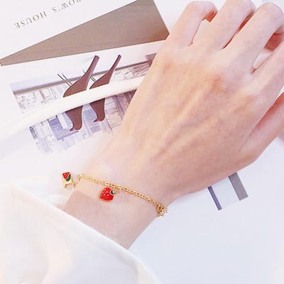 Kawaii Glanzende Kristal Rode Aardbei Bedelarmband Armbanden Leuke Emaille Armbanden voor Vrouwen Fruit Sieraden Feestcadeaus beige