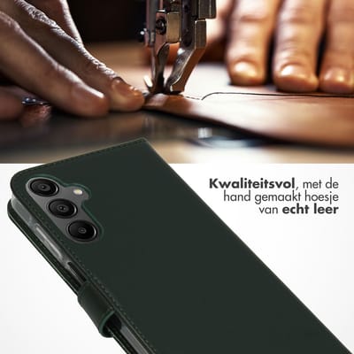 Selencia Hoesje - Geschikt voor Samsung Galaxy A15 (4G) / A15 (5G) - Echt Lederen Bookcase - Groen