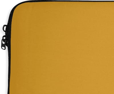 Laptophoes 13 inch - Okergeel - Herfst - Interieur - Laptop sleeve - Binnenmaat 32x22,5 cm - Zwarte achterkant - Back to school spullen - Schoolspullen jongens en meisjes middelbare school - Macbook air hoes - Chromebook sleeve