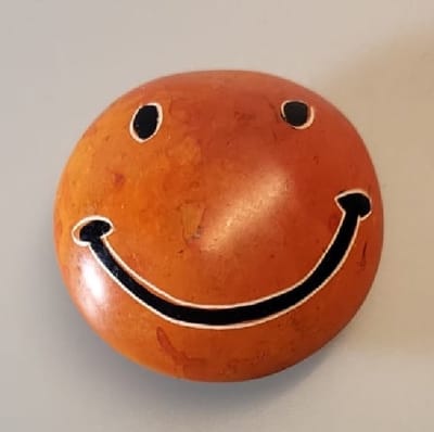 Nog meer sfeer in uw woonomgeving met deze prachtig handgemaakte smiley! Een bijzondere smiley gemaakt van speksteen, een zachte natuursteen. Vind een gezellig plekje in je huis, serre/tuinkamer of in de werkkamer. Voor uzelf of Bestel Een Kado.