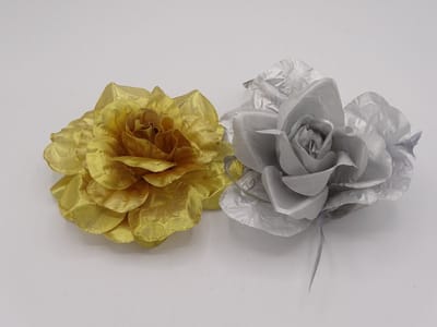 gouden bloem corsage met clip, speldje en elastiek -10 cm