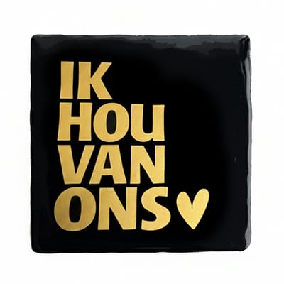 Snoes Luxe Spreuktegel – Ik hou van ons  – Zwart met Goud – Inclusief Gratis Plakhaakje – Handgemaakt Keramiek – 10x10 cm – Hotel Chic – Jubileum Cadeau – Romantische Wanddecoratie