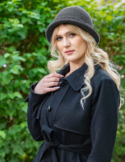 Vivisence Dames Hoed - Klassieke Vorm Met Gevlochten Band En Warme Gebreide Stoffen - Zachte Aansluitende Pasvorm Voor Comfort In Koelere Dagen En Een Elegante Look Geschikt Voor Dagelijks Gebruik En Als Cadeau - Donkergrijs