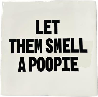 Spreuktegel 10x10 cm – Let Them Smell A Poopie – Wit/Zwart – Keramisch – Grappig Cadeau voor Toilet of Housewarming