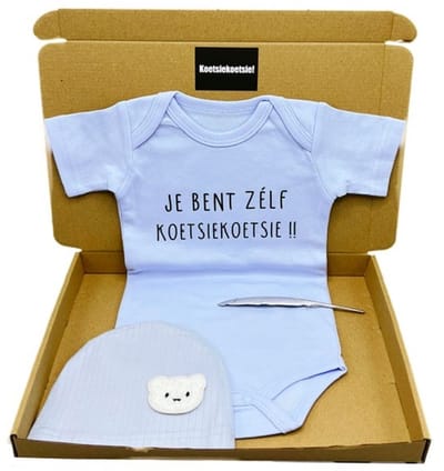 Kraamcadeau brievenbus, kraamcadeau jongen met blauwe romper en babymuts - kraamcadeau rechtstreeks versturen
