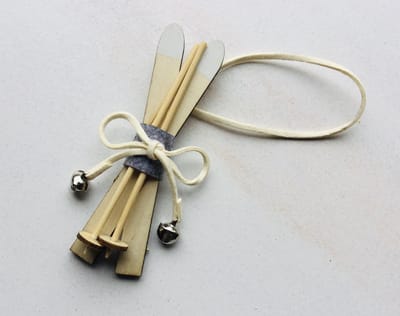 Houten ski - kersthanger - ski - winterhanger - winter - hanger van hout - sfeerversiering