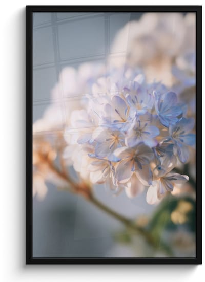 Poster in lijst - Fotolijst 60x90 cm - Posters - Bloemen - Lichtblauw - Wazig - Trosje - Posterlijst zwart - Decoratie - Wanddecoratie woonkamer - Muurdecoratie slaapkamer