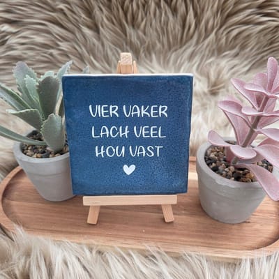 Robuust Wenstegeltje "Vier vaker lach veel" – Hip trendy tegeltje – Cadeau voor Nieuwe Woning, Housewarming of Gezinscadeau – Sfeervol en Persoonlijk - Vriend(in) - Zomaar – Trendy nu – Decoratief Tegeltje met Standaard – Cadeau Idee