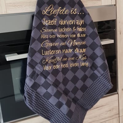 Theedoek met tekst bedrukt cadeau liefde is | zwart met goud vriendin verjaardag man vrouw huwelijk valentijn bruiloft vriend partner samenwonen samenlevingscontract keukendoek ook als set