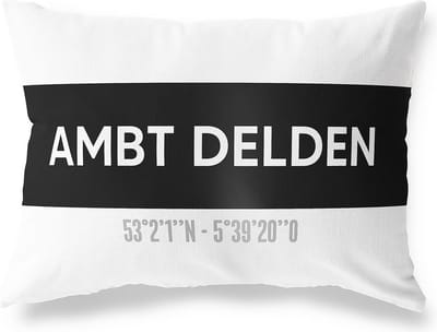 Tuinkussen AMBT DELDEN - OVERIJSSEL met coördinaten - Buitenkussen - Bootkussen - Weerbestendig - Jouw Plaats - Studio216 - Modern - Zwart-Wit - 50x30cm