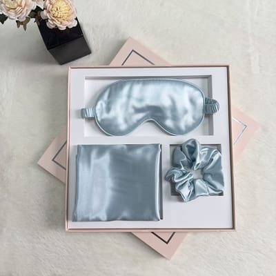 Maxium - Satijnen slaapmasker - Satijnen slaapkussen - Satijnen scrunchie - Blauw - Inclusief box - Kussenhoes - Oogmasker - Satin Mask - Anti Rimpel - Anti Pluis - Kussensloop