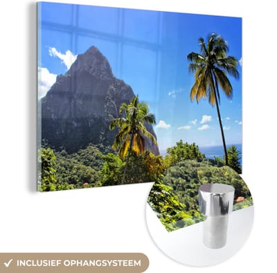 ® Glasschilderij 180x120 cm - Schilderij acrylglas - Mooie palmbomen voor de Pitons en een helder blauwe lucht - Foto op glas - Muurdecoratie woonkamer - Wanddecoratie slaapkamer - Schilderijen