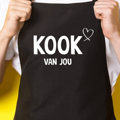 Zwart keukenschort / BBQ-schort met tekst | Kook van jou | Katoen - One size - Verstelbaar - Wasbaar - Cadeau voor hem - Vaderdag - Gratis verzending - Cadeau voor Kerst & sinterklaas | Incl. 2 jaar garantie