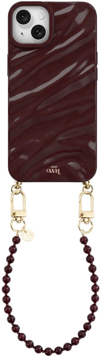 xoxo Wildhearts Burgundy Glaze telefoonhoesje met koord - geschikt voor iPhone 13 - Burgundy Muse (kort koord) - Dream hoesje met telefoonkoord - Glimmende silicone case met plooien - Kralenketting met gouden details - Bordeaux rood