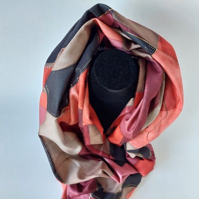 sjaal dames - winter - fantasie motief - multi color - viscose - zachte stof - luxe - opvallende sjaal - kleine franjes - hand gesneden stof