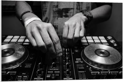 Forex - Dj achter Draaitafel (zwart/wit) - 90x60cm Foto op Forex