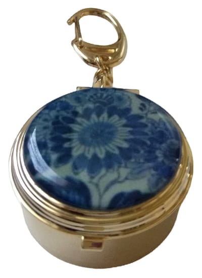Zeeuws Meisje - heel klein mini meeneem asbakje sleutelhanger -verguld met echt goud, met bloem delftsblauw