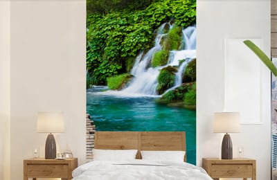 Behang - Fotobehang Brug - Water - Planten - Waterval - Groen - Breedte 120 cm x hoogte 240 cm