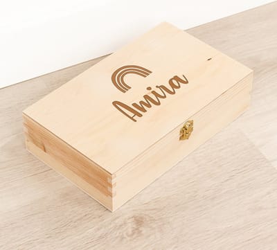 Houten kistje 'Amira' Regenboog - Tekenkist - Herinneringsdoos - Kraamcadeau - Knutseldoos - Memorybox - Baby - Geboorte