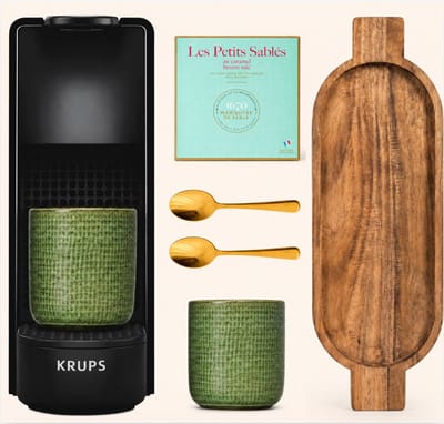 KRUPS Nespresso Essenza Mini cadeaupakket - koffiemachine met 2 groene mokken, houten tray, 2 goudkleurige koffielepeltjes & heerlijke koekjes van Biscuiterie La Sablésienne