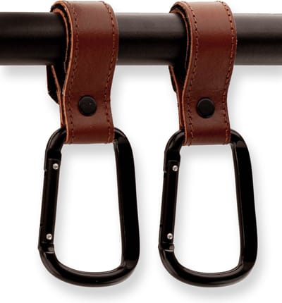 Brute Strength – Multifunctionele klittenband haak - Cognac - 2 stuks - Tassenhaak - Stroller straps – Buggy haak - Tassenhanger - Kinderwagen Tashaak – Buggy accessoires - Karabijnhaak - Golf handdoek haak - Musketonhaak