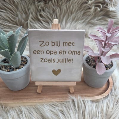 Robuust wenstegeltje – Zo Blij met een opa en oma zoals Jullie – 10x10 cm – Spreuktegel – Cadeau voor opa en oma – Trendy nu – Zomaar – Familie – Decoratief Tegeltje met Standaard – Cadeau Idee