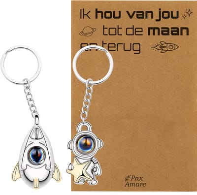 Koppel Sleutelhanger voor 2 'Ik hou van jou tot de maan en terug' - Astronaut + Ruimteschip met ILY IN 100 TALEN - Sleutelhanger set op Cadeau Kaartje - Zilverkleurig - Persoonlijke Hanger - Pax Amare