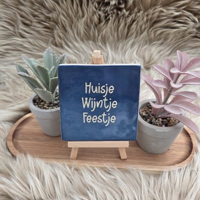 CreaCraft - Robuust Wenstegeltje – huisje wijntje feestje - Hip trendy tegeltje –Housewarmingcadeau of zomaar – 10x10 cm – Wanddecoratie –Sfeervol en Persoonlijk - Vriend(in) – Trendy nu – Decoratief Tegeltje met Standaard – Cadeau Idee