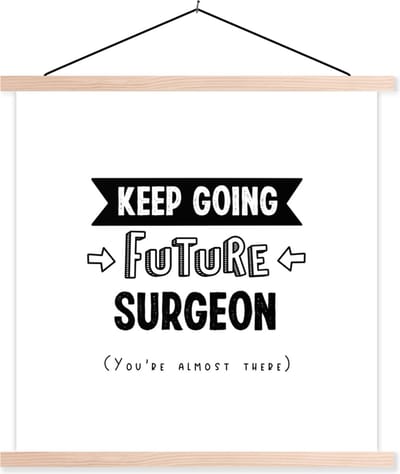 Posterhanger incl. Poster 40x40 cm - Schoolplaat - Chirurg - Geneeskunde - Quote - Zwart wit - Textielposter - Blanke latten