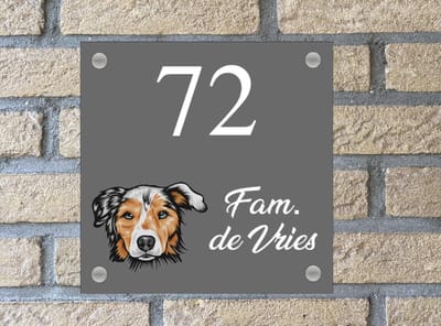 Naambordje / huisnummer voordeur hond Australian Shepperd grijs