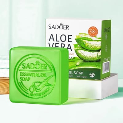 SADOER Aloë Vera Zeep – Natuurlijke & Dermatologisch | Aloë Huidreiniger Bar - Badzeep met Glycerine & Aloë Extract, Collageen, Hyaluronzuur voor Donkere Vlek Verwijderaar, Reinig en Hydrateer Huid| Vegan zeepblok- Zeeptablet - Aloe Vera - 100gr