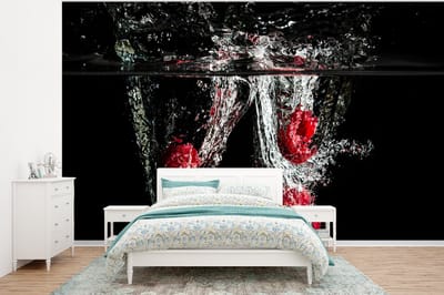 Behang - Fotobehang Frambozen - Fruit - Stilleven - Water - Zwart - Rood - Breedte 320 cm x hoogte 240 cm