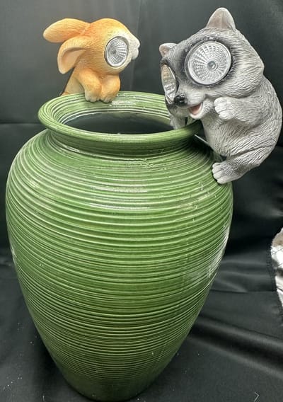 Polyresin solarlamp pothanger "eekhoorn & egel" - Set van 2 stuks - meerkleurig - met 2 LEDs - hangend model - pothangers - hoogte 11 x 7 x 5 cm - Tuindecoratie - Tuinverlichting