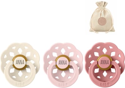 BIBS Boheme T1 (0-6 mnd) Ivory, Blossom en Dusty pink met naam + Bolletoet zakje