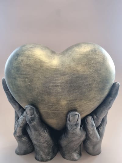 Hart urn gedragen op 4 handen - goud, oud zilver - 3,3 liter