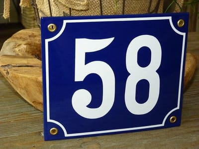Emaille huisnummer 18x15 blauw/wit nr. 58